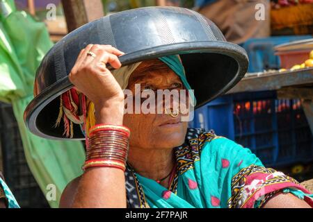 Koraput, Indien - 2021. Februar: Porträt einer Adivasi-Frau aus dem Stamm Kondh auf dem Koraput-Markt am 21. Februar 2021 in Odisha, Indien. Stockfoto