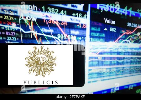 Das Logo von Publicis ist auf einem Bildschirm eines Smartphones zu sehen. Es ist im französischen Leitindex CAC 40 gelistet. CAC 40 steht für Cotation Assistée en Continu und es sind die 40 wichtigsten Unternehmen Frankreichs gelistet. - das Logo von Publicis ist auf dem Bildschirm eines Smartphones zu sehen. Das französische multinationale Werbeunternehmen ist im französischen Leitindex CAC 40 gelistet. CAC 40 steht für Cotation Assistee en Continu und die 40 wichtigsten Unternehmen Frankreichs sind dort gelistet. (Foto von Alexander Pohl/Sipa USA) Stockfoto