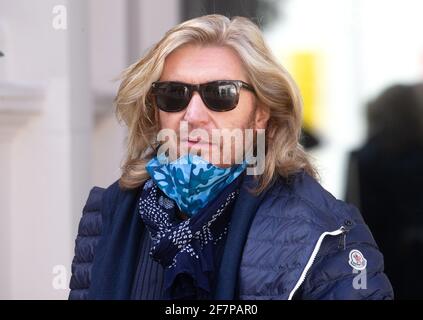 London, Großbritannien. April 2021. Friseurin und Medienpersönlichkeit, Nicky Clarke, auf dem Leicester Square. Kredit: Mark Thomas/Alamy Live Nachrichten Stockfoto