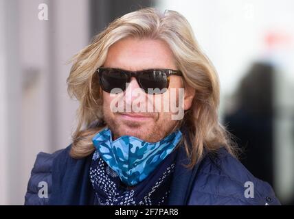 London, Großbritannien. April 2021. Friseurin und Medienpersönlichkeit, Nicky Clarke, auf dem Leicester Square. Kredit: Mark Thomas/Alamy Live Nachrichten Stockfoto