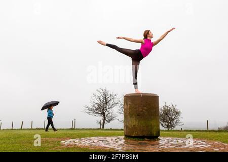 Waseley Hills, Rubery, Birmingham, Großbritannien. April 2021. Die Tanzstudentin Amelia Hubbard, 16, übt ihre Tanzkünste an einem trüben, feuchten Morgen im Waseley Hills Park in der Nähe ihres Heims in Birmingham. Amelia freut sich auf die Wiedereröffnung ihrer Tanzakademie nächste Woche, da die Sperrbeschränkungen weiter gelockert werden. Kredit: Peter Lopeman/Alamy Live Nachrichten Stockfoto