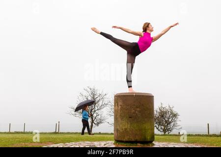 Waseley Hills, Rubery, Birmingham, Großbritannien. April 2021. Die Tanzstudentin Amelia Hubbard, 16, übt ihre Tanzkünste an einem trüben, feuchten Morgen im Waseley Hills Park in der Nähe ihres Heims in Birmingham. Amelia freut sich auf die Wiedereröffnung ihrer Tanzakademie nächste Woche, da die Sperrbeschränkungen weiter gelockert werden. Kredit: Peter Lopeman/Alamy Live Nachrichten Stockfoto