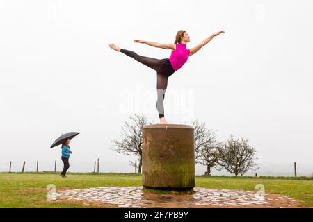 Waseley Hills, Rubery, Birmingham, Großbritannien. April 2021. Die Tanzstudentin Amelia Hubbard, 16, übt ihre Tanzkünste an einem trüben, feuchten Morgen im Waseley Hills Park in der Nähe ihres Heims in Birmingham. Amelia freut sich auf die Wiedereröffnung ihrer Tanzakademie nächste Woche, da die Sperrbeschränkungen weiter gelockert werden. Kredit: Peter Lopeman/Alamy Live Nachrichten Stockfoto