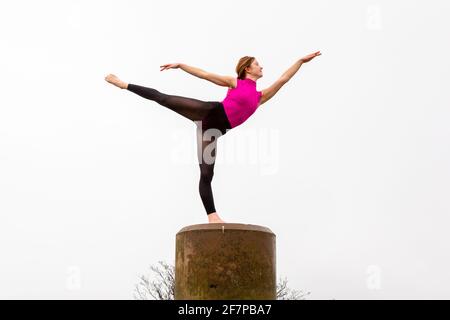 Waseley Hills, Rubery, Birmingham, Großbritannien. April 2021. Die Tanzstudentin Amelia Hubbard, 16, übt ihre Tanzkünste an einem trüben, feuchten Morgen im Waseley Hills Park in der Nähe ihres Heims in Birmingham. Amelia freut sich auf die Wiedereröffnung ihrer Tanzakademie nächste Woche, da die Sperrbeschränkungen weiter gelockert werden. Kredit: Peter Lopeman/Alamy Live Nachrichten Stockfoto