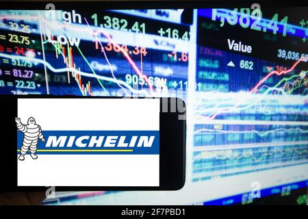 Das Logo von Michelin ist auf einem Bildschirm eines Smartphones zu sehen. Es ist im französischen Leitindex CAC 40 gelistet. CAC 40 steht für Cotation Assistée en Continu und es sind die 40 wichtigsten Unternehmen Frankreichs gelistet. - das Logo von Michelin ist auf dem Bildschirm eines Smartphones zu sehen. Das französische multinationale Werbeunternehmen ist im führenden französischen Index CAC 40 gelistet. CAC 40 steht für Cotation Assistee en Continu und die 40 wichtigsten Unternehmen Frankreichs sind dort gelistet. (Foto von Alexander Pohl/Sipa USA) Stockfoto