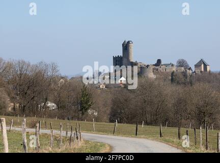 Blick über das Feld auf die alte Burgruine Greifenstein Im Frühling Stockfoto