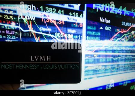 Das Logo von LVMH Moet Hennessy Louis Vuitton ist auf einem Bildschirm eines Smartphones zu sehen. Es ist im französischen Leitindex CAC 40 gelistet. CAC 40 steht für Cotation Assistée en Continu und es sind die 40 wichtigsten Unternehmen Frankreichs gelistet. - das Logo von LVMH Moet Hennessy Louis Vuitton ist auf dem Bildschirm eines Smartphones zu sehen.das französische multinationale Werbeunternehmen ist im französischen Leitindex CAC 40 gelistet. CAC 40 steht für Cotation Assistee en Continu und die 40 wichtigsten Unternehmen Frankreichs sind dort gelistet. (Foto von Alexander Pohl/Sipa US Stockfoto