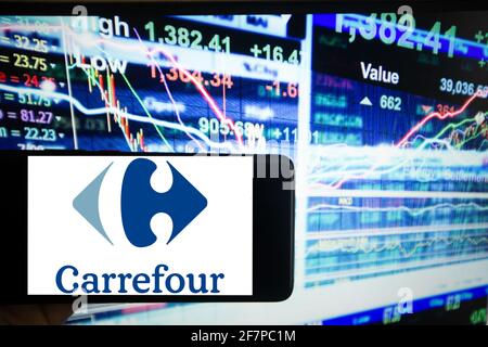 Das Logo von Carrefour ist auf einem Bildschirm eines Smartphones zu sehen. Es ist im französischen Leitindex CAC 40 gelistet. CAC 40 steht für Cotation Assistée en Continu und es sind die 40 wichtigsten Unternehmen Frankreichs gelistet. - das Logo von Carrefour ist auf dem Bildschirm eines Smartphones zu sehen. Das französische multinationale Werbeunternehmen ist im französischen Leitindex CAC 40 gelistet. CAC 40 steht für Cotation Assistee en Continu und die 40 wichtigsten Unternehmen Frankreichs sind dort gelistet. (Foto von Alexander Pohl/Sipa USA) Stockfoto