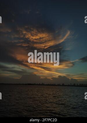 Wunderschöner Himmel Auf Dem Meer Am Abend Stockfoto