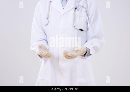 Nahaufnahme einer Ärztin mit Operationshandschuhen Stockfoto