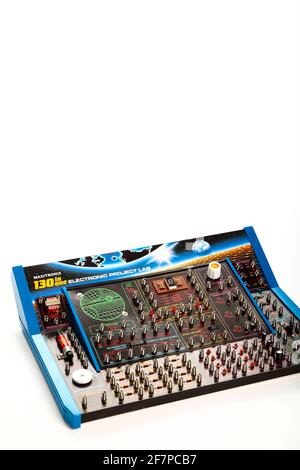 Maxitronix 130 in einem elektronischen Lehr-Elektronik-Laborkit für Kinder Zum Erlernen grundlegender elektronischer Schaltungen mit Platz für Kopien Stockfoto