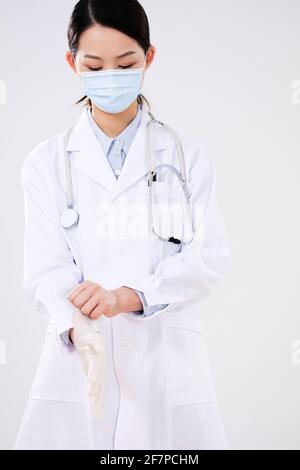 Nahaufnahme einer Ärztin mit Operationshandschuhen Stockfoto