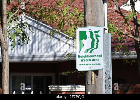 Ein neues Neighborhood Watch-Schild an einem Strommast in einer sonnenbeschienenen Straße. Stockfoto