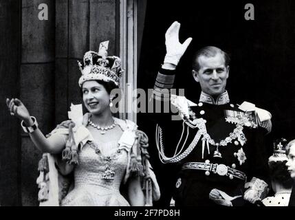 Datei-Foto vom 02/06/53 des Herzogs von Edinburgh mit Königin Elizabeth II winkte vom Balkon zu den anschauenden Massen um die Tore des Buckingham Palace nach ihrer Krönung. Der Herzog von Edinburgh ist gestorben, teilte der Buckingham Palace mit. Ausgabedatum: Freitag, 9. April 2020. Siehe PA Geschichte TOD Philip. Bildnachweis sollte lauten: PA Wire Stockfoto