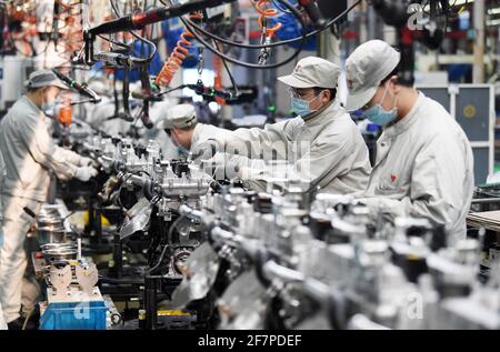 (210409) -- PEKING, 9. April 2021 (Xinhua) -- die Mitarbeiter arbeiten in einer Werkstatt der Harbin Dongan Automotive Engine Manufacturing Co., Ltd. In der nordöstlichen Provinz Heilongjiang, China, am 25. Februar 2021. (Xinhua/Wang Jianwei) Stockfoto