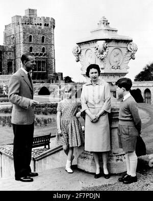 Datei-Foto vom 04/06/59 des Herzogs von Edinburgh und Königin Elizabeth II mit ihren Kindern, Prinz Charles und Prinzessin Anne, auf der Oberseite der East Terrace Gartentreppe am Windsor Castle in berkshire. Der Herzog von Edinburgh ist gestorben, teilte der Buckingham Palace mit. Ausgabedatum: Freitag, 9. April 2020. Siehe PA Geschichte TOD Philip. Bildnachweis sollte lauten: PA Wire Stockfoto