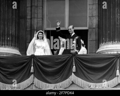 Datei-Foto vom 20/11/47 des Herzogs von Edinburgh und Königin Elizabeth II. Auf dem Balkon des Buckingham Palace, nachdem sie in einer Zeremonie in der Westminster Abbey verheiratet waren. Der Herzog von Edinburgh ist gestorben, teilte der Buckingham Palace mit. Ausgabedatum: Freitag, 9. April 2020. Siehe PA Geschichte TOD Philip. Bildnachweis sollte lauten: PA Wire Stockfoto