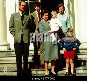 Datei-Foto vom 21/04/65 des Duke of Edinburgh (links) mit Königin Elizabeth II., die Prinz Edward in der Hand hält, umgeben von ihrer Familie (rechts nach links) Prinz Andrew, Prinzessin Anne und Prinz Charles, zum 39. Geburtstag von Königin Elizabeth II. Der Herzog von Edinburgh ist gestorben, teilte der Buckingham Palace mit. Ausgabedatum: Freitag, 9. April 2020. Siehe PA Geschichte TOD Philip. Bildnachweis sollte lauten: PA Wire Stockfoto