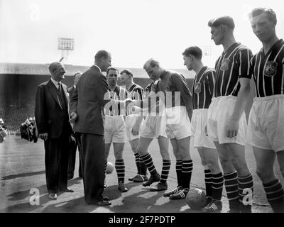 Datei-Foto vom 05/05/56 von dem Duke of Edinburgh, der sich vor dem FA Cup-Finale in Wembley in London mit dem Fußballer des Jahres Bert Trautmann von Manchester City die Hände schüttelt. Der Herzog von Edinburgh ist gestorben, teilte der Buckingham Palace mit. Ausgabedatum: Freitag, 9. April 2020. Siehe PA Geschichte TOD Philip. Bildnachweis sollte lauten: PA Wire Stockfoto