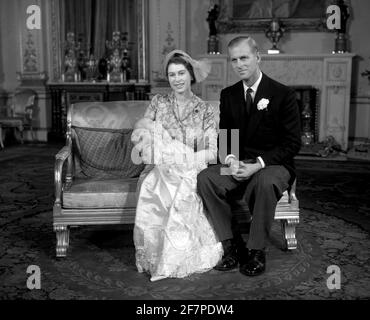 Datei-Foto vom 21/10/1950 der damaligen Prinzessin Elizabeth und des Herzogs von Edinburgh mit ihrer kleinen Tochter, Prinzessin Anne, nach ihrer Taufe im Buckingham Palace, London. Der Herzog von Edinburgh ist gestorben, teilte der Buckingham Palace mit. Ausgabedatum: Freitag, 9. April 2020. Siehe PA Geschichte TOD Philip. Bildnachweis sollte lauten: PA Wire Stockfoto