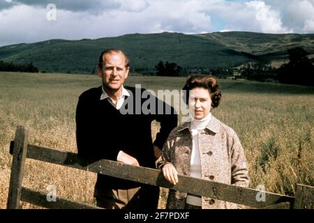 Datei-Foto vom 01/09/72 des Herzogs von Edinburgh und Königin Elizabeth II. In Balmoral, die ihren Silberhochzeit-Jahrestag feiern. Der Herzog von Edinburgh ist gestorben, teilte der Buckingham Palace mit. Ausgabedatum: Freitag, 9. April 2020. Siehe PA Geschichte TOD Philip. Bildnachweis sollte lauten: PA Wire Stockfoto