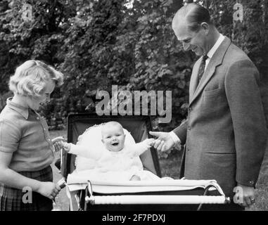 Datei-Foto vom 08/09/60 des Herzogs von Edinburgh mit Prinzessin Anne und Prinz Andrew in seinem Kinderwagen, auf dem Gelände von Balmoral. Der Herzog von Edinburgh ist gestorben, teilte der Buckingham Palace mit. Ausgabedatum: Freitag, 9. April 2020. Siehe PA Geschichte TOD Philip. Bildnachweis sollte lauten: PA/PA Wire Stockfoto