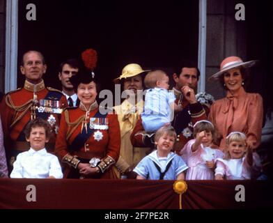 Datei-Foto vom 15/06/85 von (von links nach rechts) dem Herzog von Edinburgh, Prinz Edward, Königin Elizabeth II., Prinzessin Anne, dem Prinz von Wales, der Prinz Harry, die Prinzessin von Wales und Prinz William auf dem Balkon des Buckingham Palace, London hält. Der Herzog von Edinburgh ist gestorben, teilte der Buckingham Palace mit. Ausgabedatum: Freitag, 9. April 2020. Siehe PA Geschichte TOD Philip. Bildnachweis sollte lauten: PA Wire Stockfoto