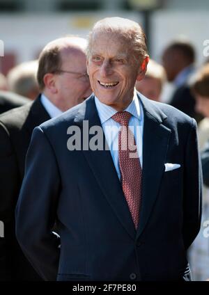 FOTO DER DATEI: LONDON, GROSSBRITANNIEN. Juni 2013. SS Robin, das älteste komplette Luftschiff der Welt, besucht von S.H. Prinz Philip, dem Ehrenmitglied des SS Robin Trust, der am 10. Juni 2013 93 Jahre alt wird. Foto: Brian HARRIS/Alamy Live News Stockfoto