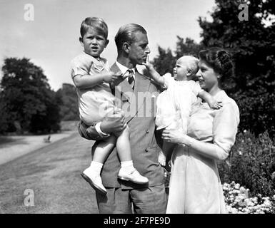 Datei-Foto vom 09/08/51 der Prinzessin Royal in den Armen von Königin Elizabeth II, mit dem Herzog von Edinburgh, der den Prinz von Wales, auf dem Gelände des Clarence House hält. Der Herzog von Edinburgh ist gestorben, teilte der Buckingham Palace mit. Ausgabedatum: Freitag, 9. April 2020. Siehe PA Geschichte TOD Philip. Bildnachweis sollte lauten: PA Wire Stockfoto