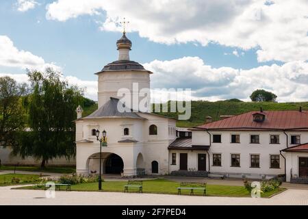 Blick auf die Kirche des heiligen Johannes des Evangelisten im Kloster der Heiligen Dormition. Staritsa Stadt, Tver Region Stockfoto