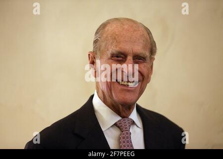 File Photo vom 17/10/12 des Duke of Edinburgh lächelte, als er das Cellarium Café in Westminster Abbey in London offiziell eröffnete. Der Herzog von Edinburgh ist gestorben, teilte der Buckingham Palace mit. Ausgabedatum: Freitag, 9. April 2020. Siehe PA Geschichte TOD Philip. Bildnachweis sollte lauten: Oli Scarff/PA Wire Stockfoto