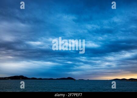 Starke Wolken und starker Wind mit Wellen am Abend an der Adriaküste in Istra während Sonnenuntergang, Kroatien Stockfoto