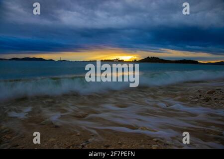 Starke Wolken und starker Wind mit Wellen am Abend an der Adriaküste in Istra während Sonnenuntergang, Kroatien Stockfoto