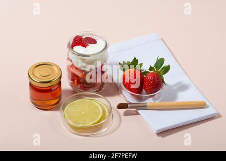 Hausgemachte Erdbeer Gesichtsmaske Zutaten: Erdbeere, Joghurt, Honig, Zitrone. DIY hausgemachte natürliche Hautpflegeprodukte. Stockfoto