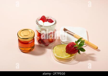 Hausgemachte Erdbeer Gesichtsmaske Zutaten: Erdbeere, Joghurt, Honig, Zitrone. DIY hausgemachte natürliche Hautpflegeprodukte. Stockfoto