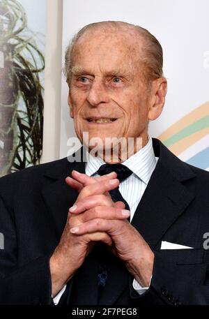 Datei-Foto vom 12/03/14 des Duke of Edinburgh während seines Besuchs bei der Royal Commonwealth Society und den Duke of Edinburgh Awards Büros in London. Der Herzog von Edinburgh ist gestorben, teilte der Buckingham Palace mit. Ausgabedatum: Freitag, 9. April 2020. Siehe PA Geschichte TOD Philip. Das Foto sollte lauten: John Stillwell/PA Wire Stockfoto