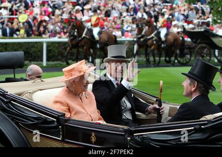 Aktenfoto vom 20/06/15 von Queen Elizabeth II. Und dem Herzog von Edinburgh, die am fünften Tag des Royal Ascot Meetings 2015 auf der Ascot Racecourse in Berkshire eintrafen. Der Herzog von Edinburgh ist gestorben, teilte der Buckingham Palace mit. Ausgabedatum: Freitag, 9. April 2020. Siehe PA Geschichte TOD Philip. Bildnachweis sollte lauten: Steve Parsons/PA Wire Stockfoto