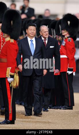 Datei-Foto vom 20/10/15 des Herzogs von Edinburgh und des chinesischen Präsidenten Xi Jinping, der die Truppen bei der Horse Guards Parade in London während der feierlichen Begrüßung des Präsidenten am ersten Tag seines Staatsbesuchs im Vereinigten Königreich inspiziert. Der Herzog von Edinburgh ist gestorben, teilte der Buckingham Palace mit. Ausgabedatum: Freitag, 9. April 2020. Siehe PA Geschichte TOD Philip. Das Foto sollte lauten: Nick Ansell/PA Wire Stockfoto