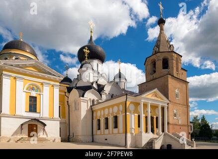 Blick auf die Dreifaltigkeitskirche und die Mariä-Himmelfahrt-Kathedrale im Kloster der Heiligen Himmelfahrt. Staritsa Stadt, Tver Region Stockfoto