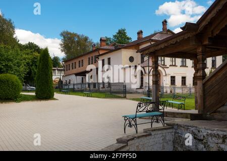 Blick auf das zweistöckige Steinabtgebäude (1530) mit brüderlichem Refektorium, Küche und Zellen. Kloster Der Heiligen Dormition, Staritsa, Region Tver. Stockfoto