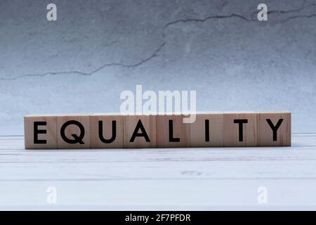 Text auf Holzblock mit betontem Hintergrund Stockfoto