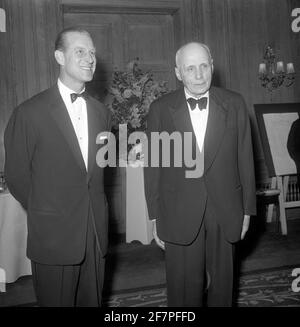 Datei-Foto vom 04/06/64 des Herzogs von Edinburgh, ehemaliger Schüler von Gordonstoun, der seinen alten Schulleiter, Dr. Kurt Hahn, bei einem Abendessen getroffen hat, das zu Ehren des Arztes von den Freunden von Gordonstoun gegeben wurde. Der Duke of Edinburgh's Award wird wahrscheinlich als das größte Vermächtnis von Prinz Philip bewertet werden. Ausgabedatum: Freitag, 4. April 2021. Stockfoto