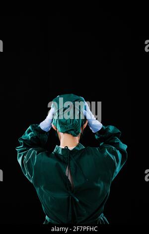 Eine junge Chirurgin trug eine OP-Kappe mit Ein Blick von hinten Stockfoto