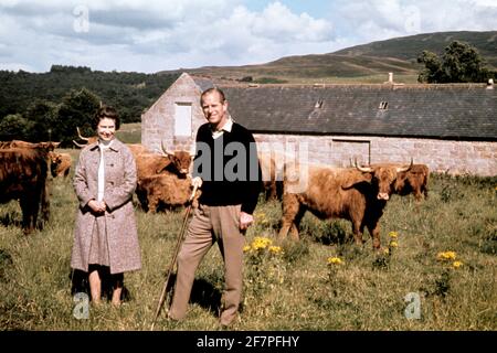 Datei-Foto vom 01/09/72 von Königin Elizabeth II. Und dem Herzog von Edinburgh bei einem Besuch auf einer Farm auf ihrem Balmoral-Anwesen, um ihren Silberhochzeit-Jahrestag zu feiern. Balmoral in den Highlands, einer der beliebtesten Orte der Königsfamilie, hielt viele Erinnerungen für den Herzog von Edinburgh. Die Königin war einst angeblich nie glücklicher als damals bei Balmoral, auch Philip liebte das Leben im Freien, das gleichbedeutend mit ihrer jährlichen Pause war, die von Ende Juli bis Oktober reichte. Ausgabedatum: Freitag, 4. April 2021. Stockfoto