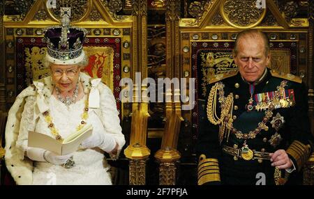 Datei-Foto vom 26/11/03 von Königin Elizabeth II. Mit dem Herzog von Edinburgh, als sie die Rede der Königin hielt, an Mitglieder des House of Lord und des Unterhauses während der Staatseröffnung des Parlaments in London. Philip gelang es, ein königlicher Gemahl zu sein, weil er die Hingabe der Königin zum Dienst teilte, ohne zu sehen, als ob er versuchen würde, König zu sein, schlug ein königlicher Schriftsteller vor. Ausgabedatum: Freitag, 4. April 2021. Stockfoto