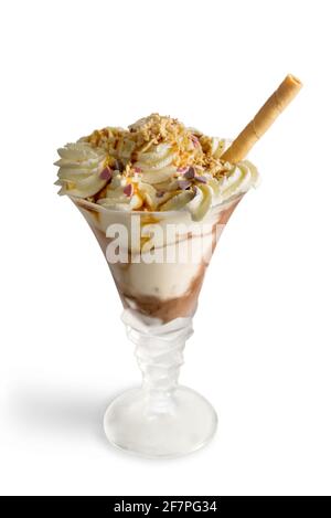 Affogato Kaffee-Eis mit gehackten Haselnüssen auf weiß isoliert Hintergrund Stockfoto