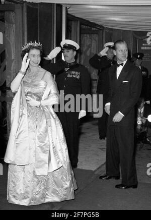 Datei Foto vom 31/10/60 von Queen Elizabeth II und dem Herzog von Edinburgh bei der Ankunft am Odeon Theater, Leicester Square, London für die Weltpremiere des Films "man in the Moon". Das Paar hatte eine starke Bindung, hatte aber einen anderen Charakter und der Herzog von Edinburgh scheute sich nie, seiner Frau genau zu erzählen, was genau das war.Ausgabedatum: Freitag, 9. April 2021. Stockfoto