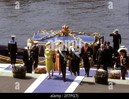 DATEI 1983-05-25 die britische Königin Elizabeth II. Und Prinz Philip werden vom schwedischen Königspaar, König Carl XVI., Gustaf, Königin Silvia, Prinz Bertil und Prinzessin Lilian am Strom Kai vor dem Grand Hotel nach einer Reise mit dem schwedischen Königsschlaufe Vasa Order während der Ankunft des britischen Königspaares in Stockholm, Schweden am 25. Mai 1983. Das britische Königspaar ist vom 25. Bis 28. Mai zu einem viertägigen offiziellen Staatsbesuch in Schweden. Foto: Hans T Dahlskog / TT / Code: 1003 Stockfoto