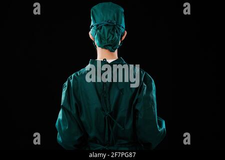 Eine junge Chirurgin trug eine Operationskappe Stockfoto