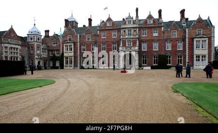 Datei Foto vom 03/01/12 von Sandringham House. Die Queen besitzt privat das Sandringham House und sein riesiges Anwesen, das 16,000 Hektar Ackerland, 3,500 Hektar Wald und 150 Grundstücke umfasst. Philip übernahm die Gesamtverantwortung für die Verwaltung des Gutes zu Beginn der Herrschaft von QueenÕs im Jahr 1952. Er konzentrierte sich darauf, sie für zukünftige Generationen zu erhalten und sicherzustellen, dass die Erhaltung das Herzstück der Art und Weise war, wie sie betrieben wurde. Der Herzog von Edinburgh verbrachte einen Großteil seines Ruhestands auf der Wood Farm auf dem Sandringham-Anwesen. Ausgabedatum: Freitag, 9. April 2021. Stockfoto